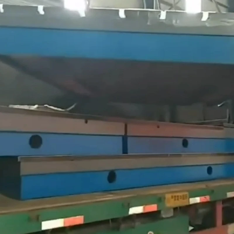 Osam platformi od lijevanog željeza učitavaju se na vozilo za otpremu